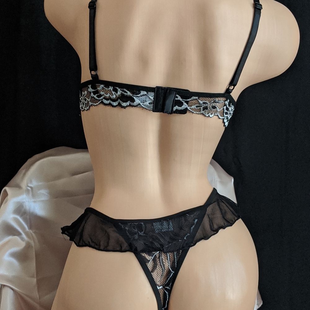 Seductive lace bralette set - Picture 3 of 6